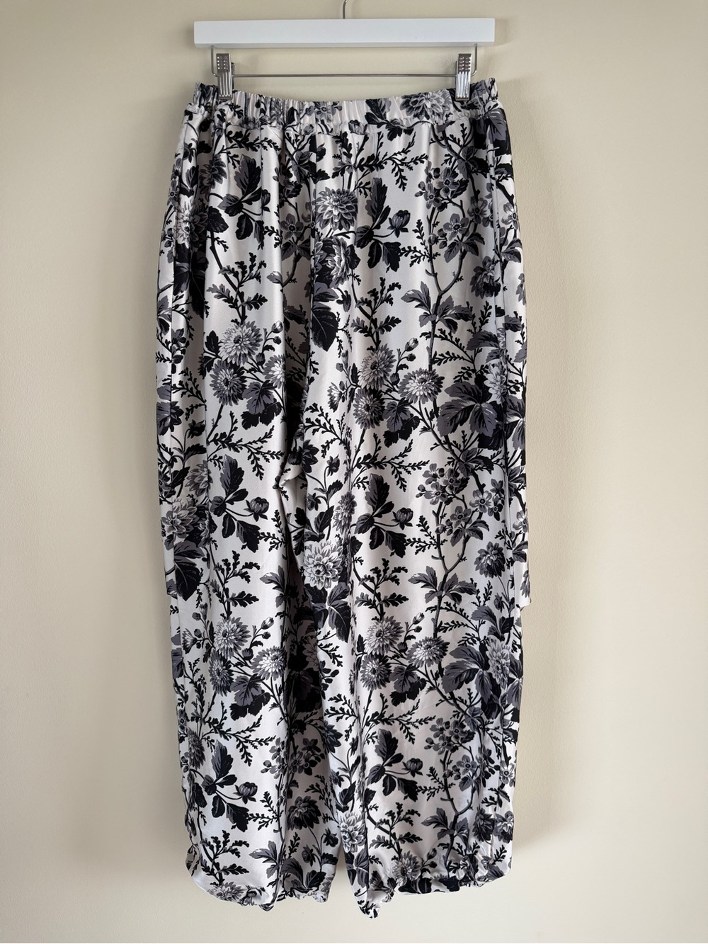 Maeve by Anthropologie Floral Silky Parachute Pants Black White Size M - Picture 6 of 12